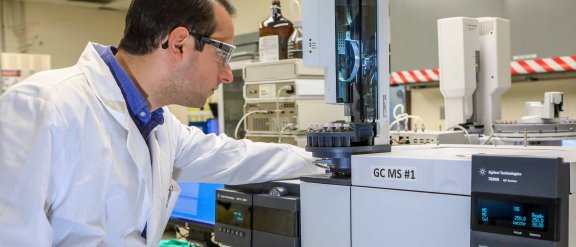 Image of a man working in a Badger laboratory 